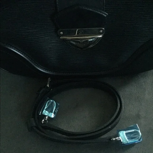 Louis Vuitton Handbag - Picture 3 of 4